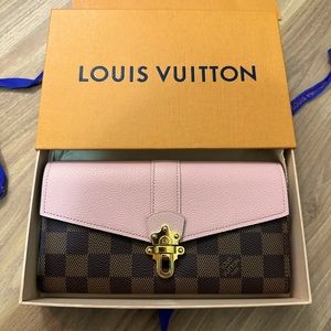 Authentic LOUIS VUITTON
Damier Ebene Clapton Wallet Magnolia